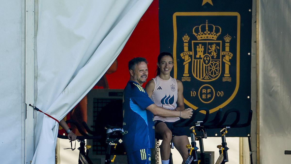 Aitana Bonmatí se ejercita en Lausana sin tocar balón