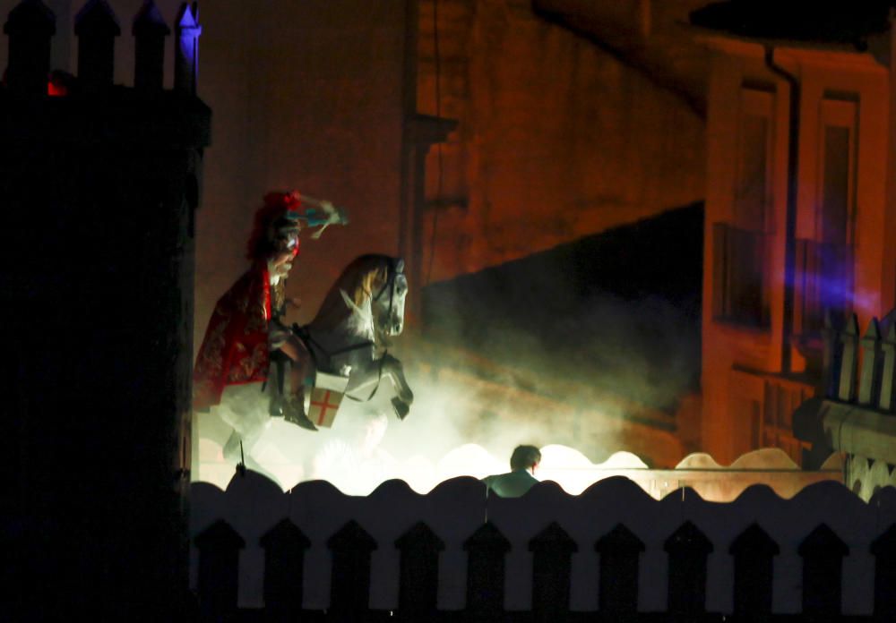 La Aparición de Sant Jordiet sobre el castillo y los fuegos artificiales cierran la Trilogía de las fiestas