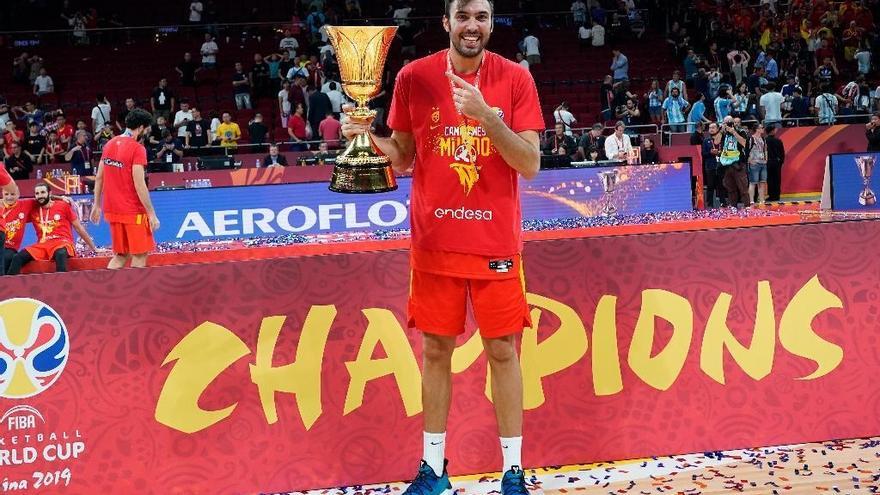 Pierre Oriola con la selección española de baloncesto tras ganar el Mundial de China.