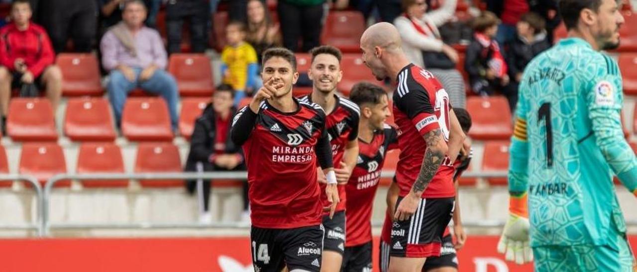 Pinchi celebra el segundo tanto del Mirandés en Anduva.