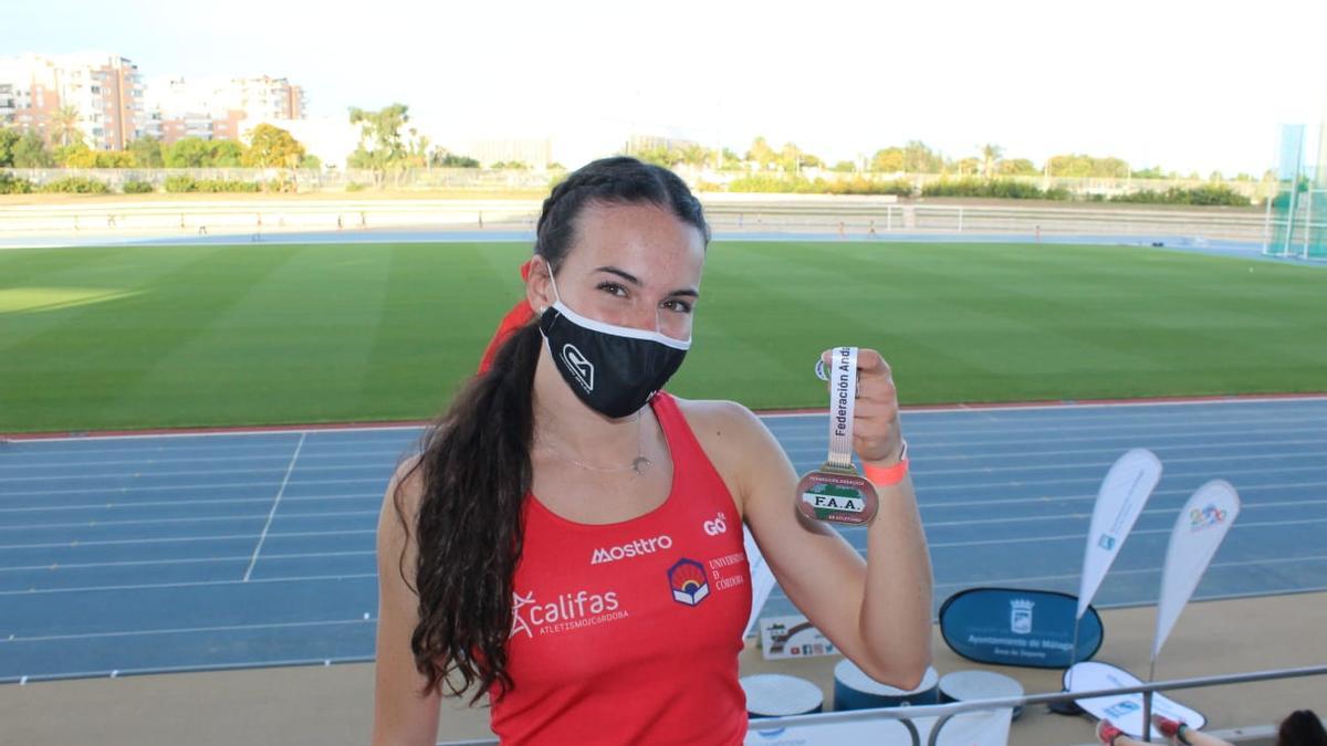 Carmen Avilés, con la medalla de oro conquistada.