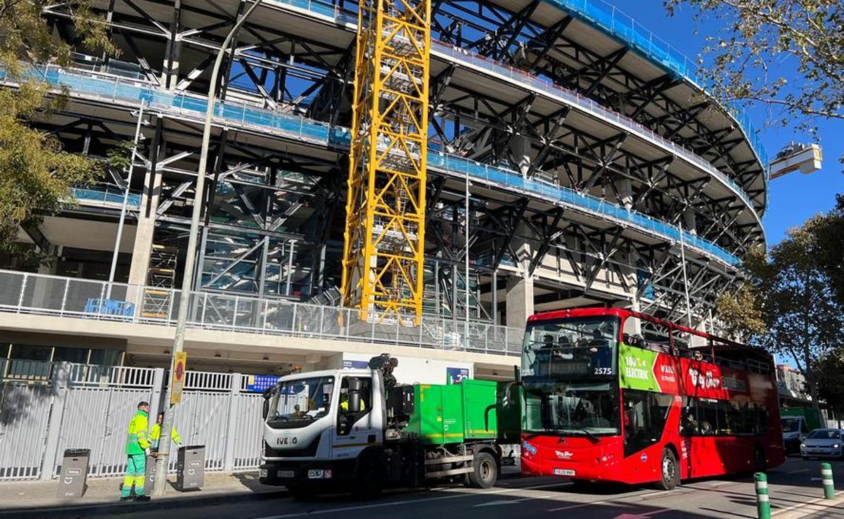 Exterior del Camp Nou amb empleats del servei de neteja de l'Ajuntament de Barcelona instal·lant papereres addicionals