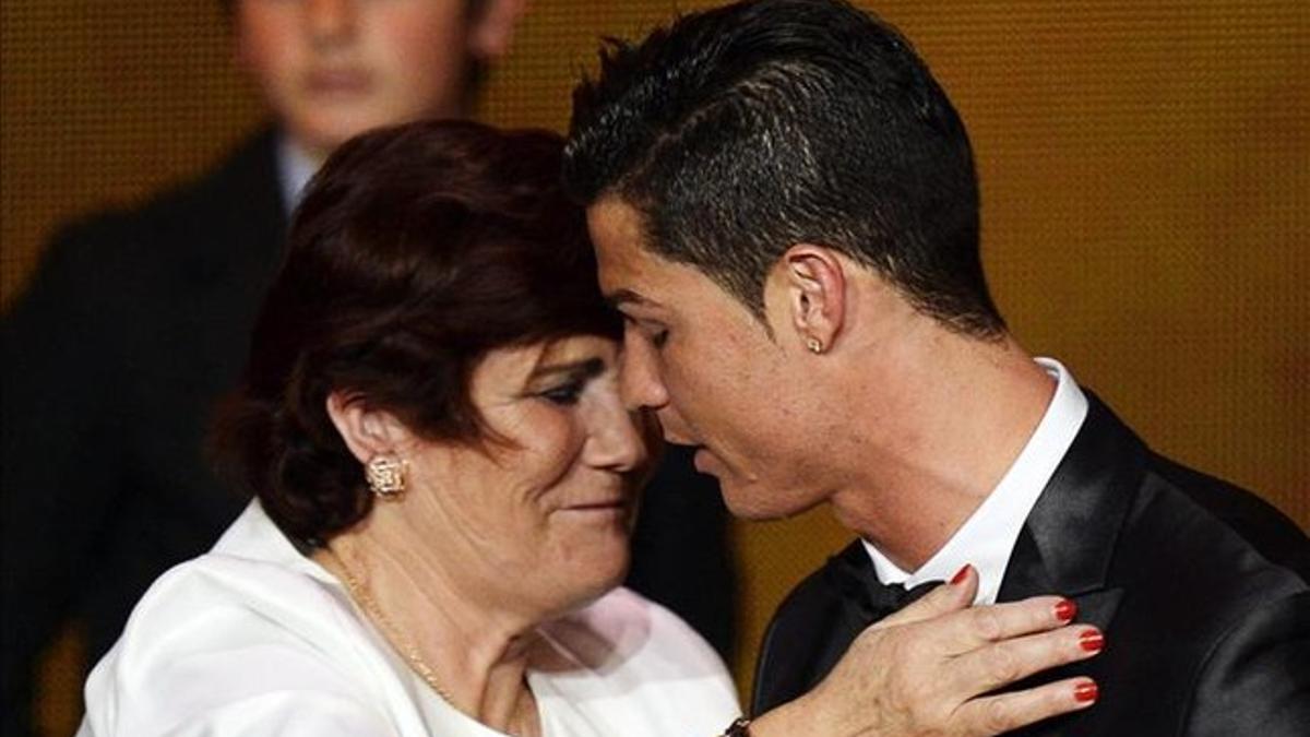 Cristiano Ronaldo y su madre, durante la gala del Balón de Oro en 2014