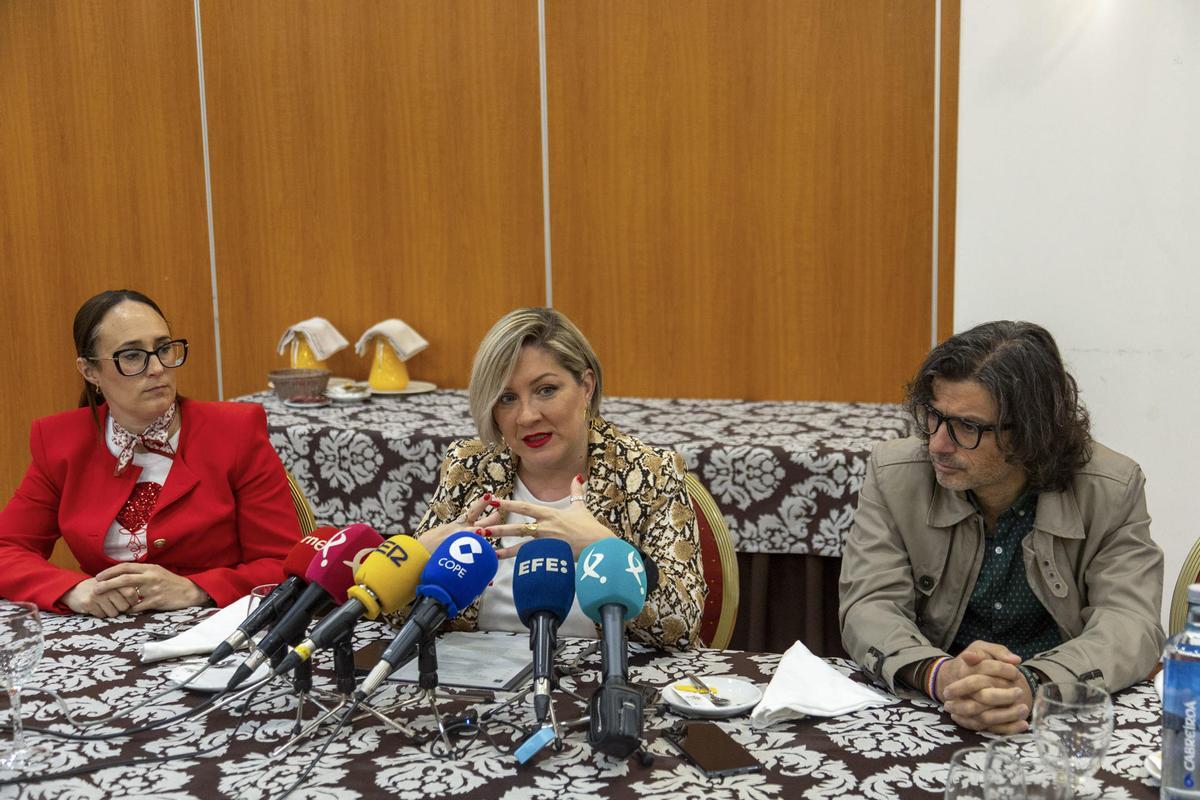 Soraya Vega en un desayuno informativo con los alcaldes de Calamonte, Lola Enrique, y Villafranca de los Barros, Francisco Jiménez.