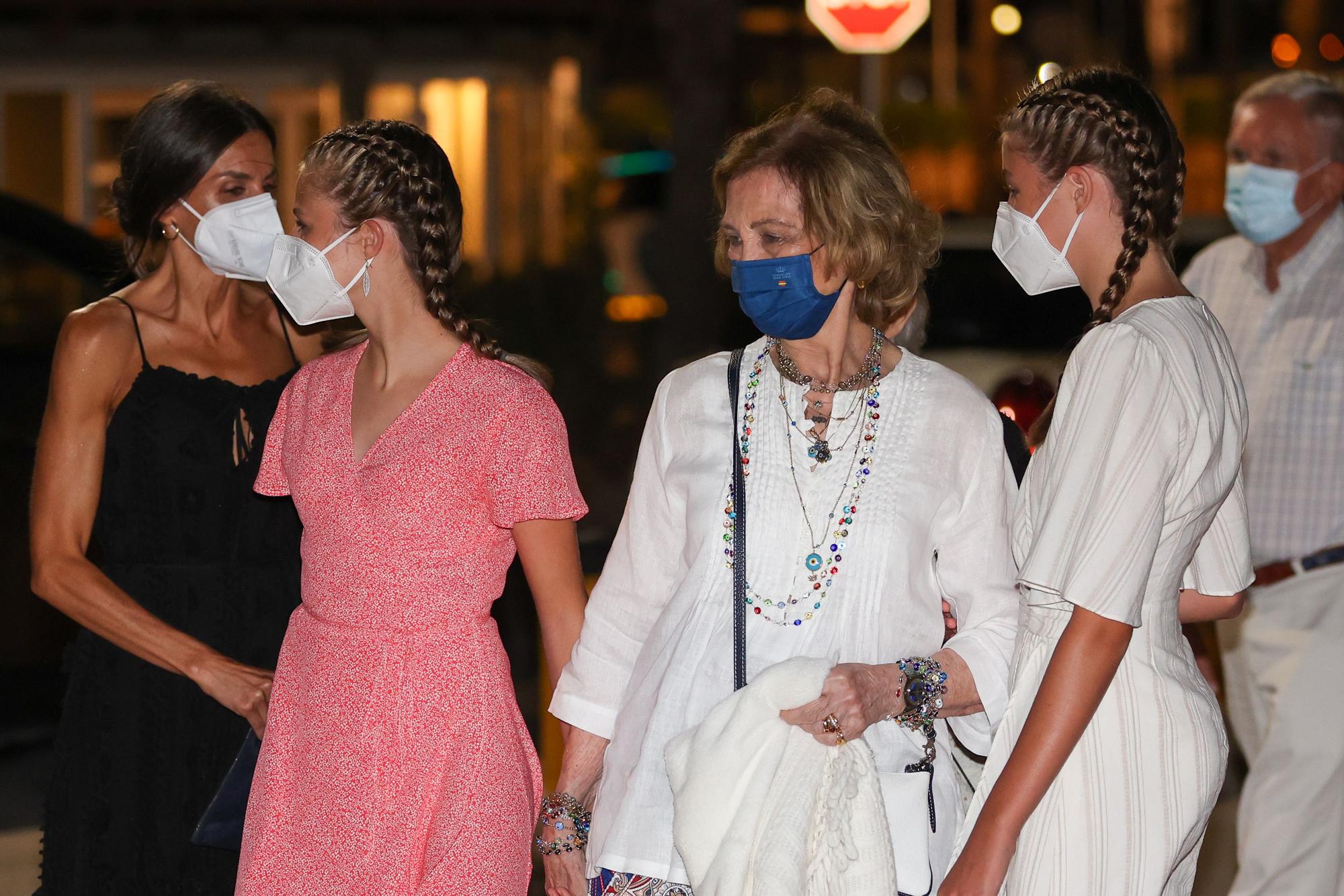 La reina Sofía reaparece en Palma de la mano de sus nietas en una cena de la Familia Real