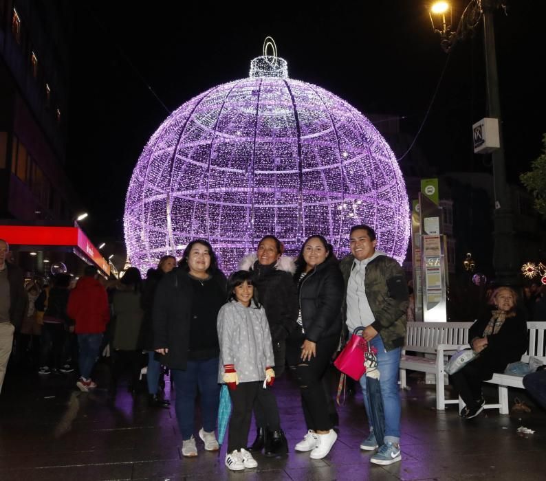 Ya es Navidad en Vigo: 10 milllones de luces para marcar una historia. // A. Villar | J. Lores | J. Álvarez | C. Delgado | M. Romero