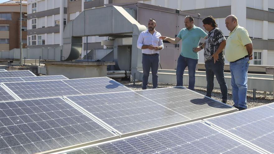 Foto de archivo de la instalación de placas solares en la cubierta del colegio Cervantes, en agosto del 2022. | MEDITERRÁNEO