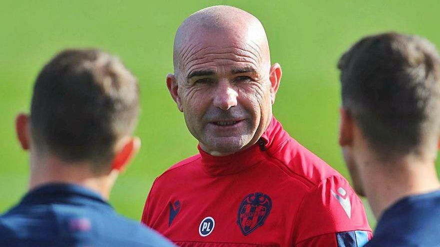 Paco López dirige un entrenamiento en la Ciudad Deportiva de Buñol.