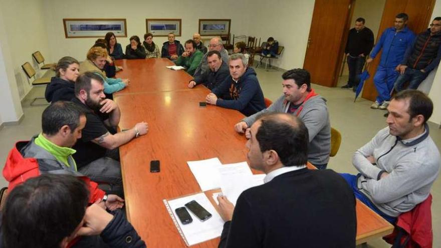 Representantes de cofradías, bateeiros y el PP de Poio en la reunión, en la sede de Ameconrra. // G.Santos