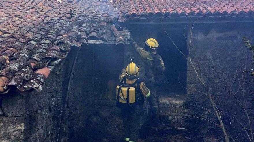 Los equipos de extinción apagan el fuego en una casa deshabitada en la parroquia de Marrubio, en el Concello de Montederramo. // FdV