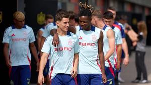 Nico Williams se abraza con Gavi antes de una sesión con España.