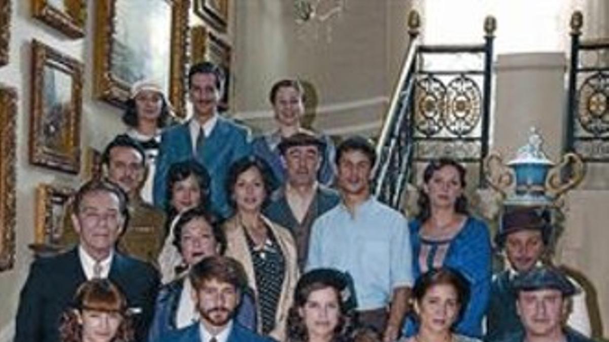 El equipo de actores de la nueva serie 'República', posando al completo en un descanso de la grabación.