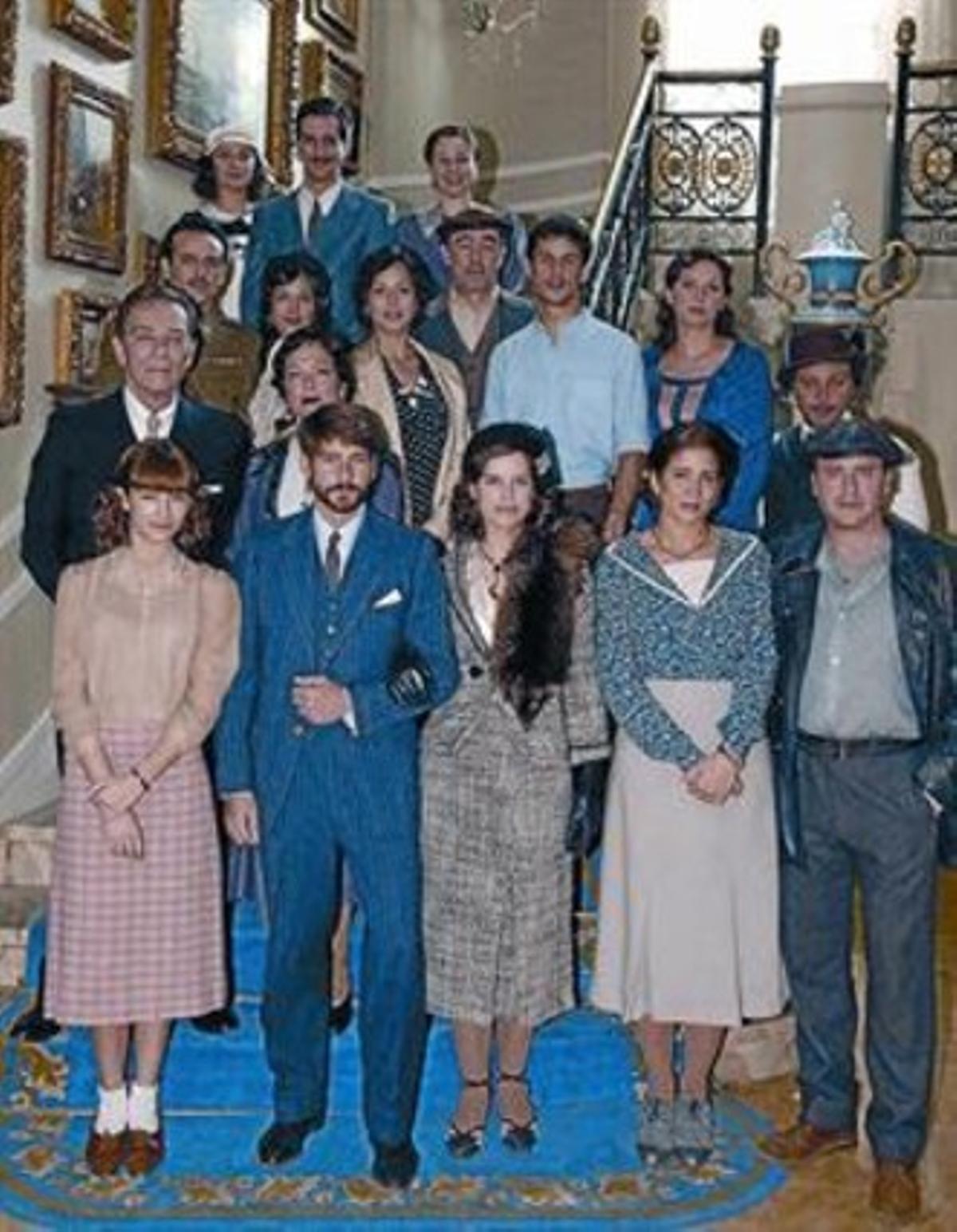 L’equip d’actors de la nova sèrie ’República’, posant al complet en un descans de la gravació. L’equip d’actors de la nova sèrie ’República’, posant al complet en un descans de la gravació.