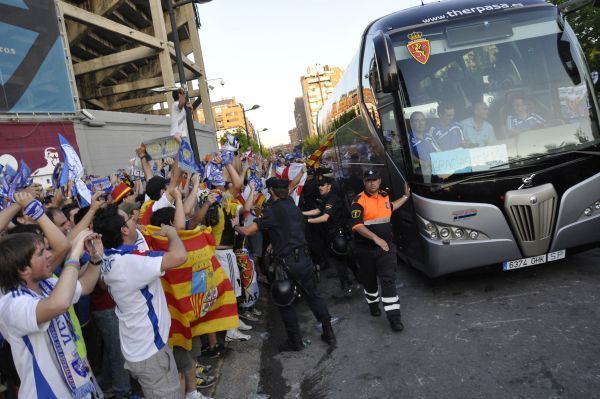 Apoteósica llegada del Real Zaragoza al Ciudad de Valencia.