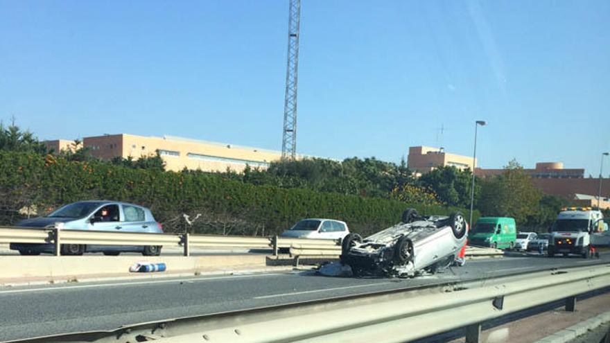 Uno de los coches quedaba volcado tras el accidente.