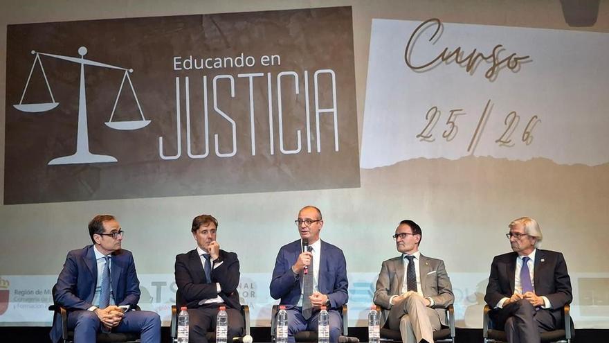 El fiscal superior dice que la investigación de las prótesis del SMS está todavía en fase "muy preliminar"