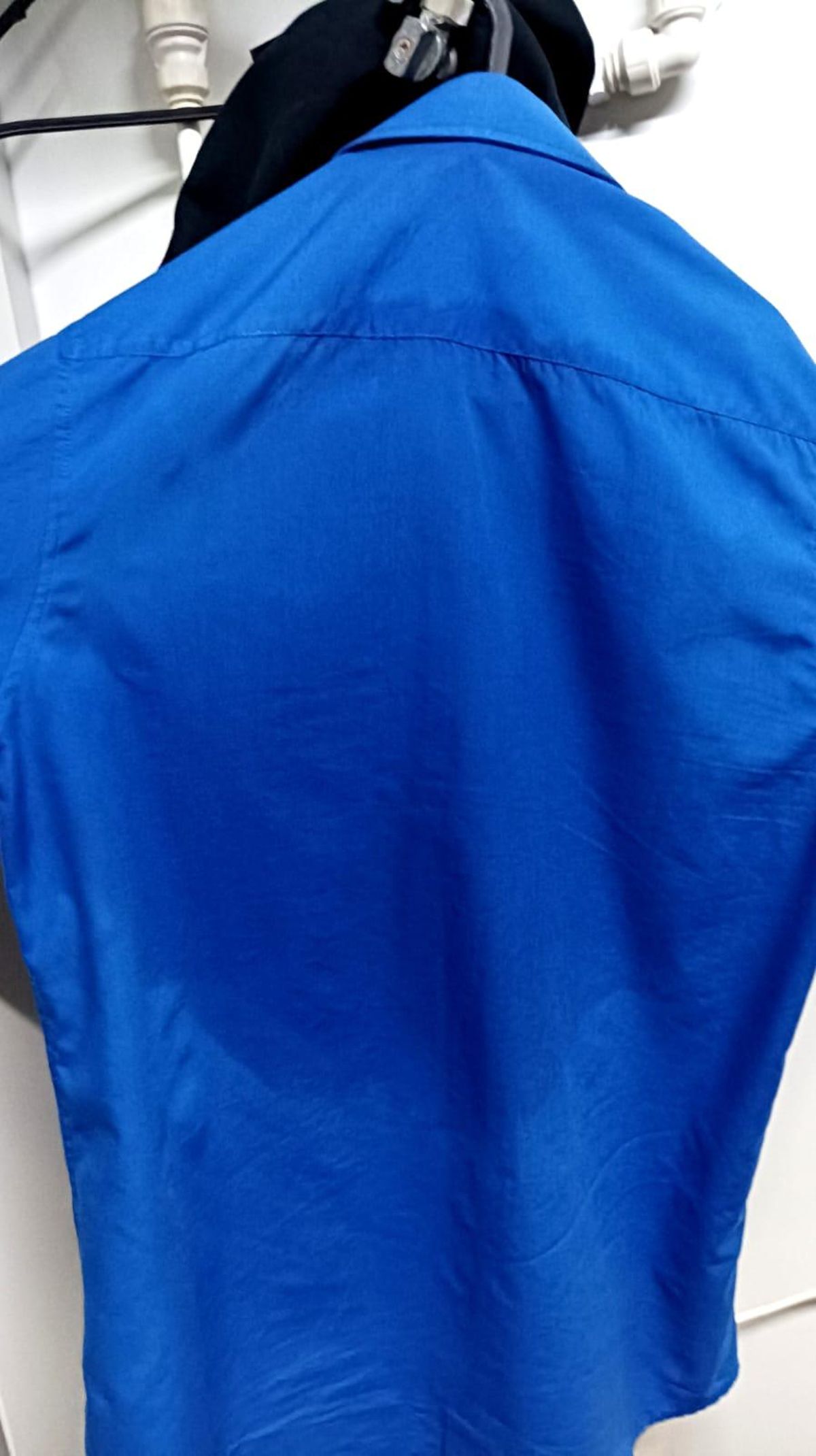 Una de las camisas, con mancha de sudor, de los trabajadores del handling.