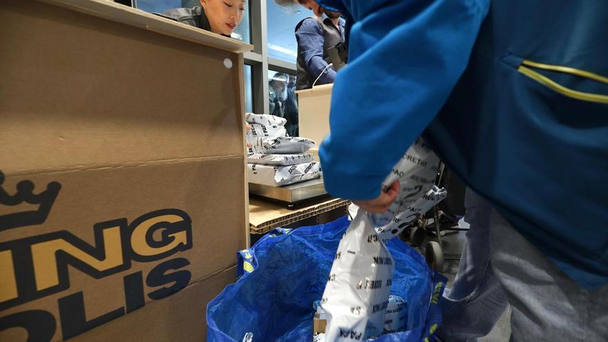 Vuelve la euforia a Zaragoza con la pop-up de productos de Amazon: “Me puede tocar un lingote de oro o un mojón”