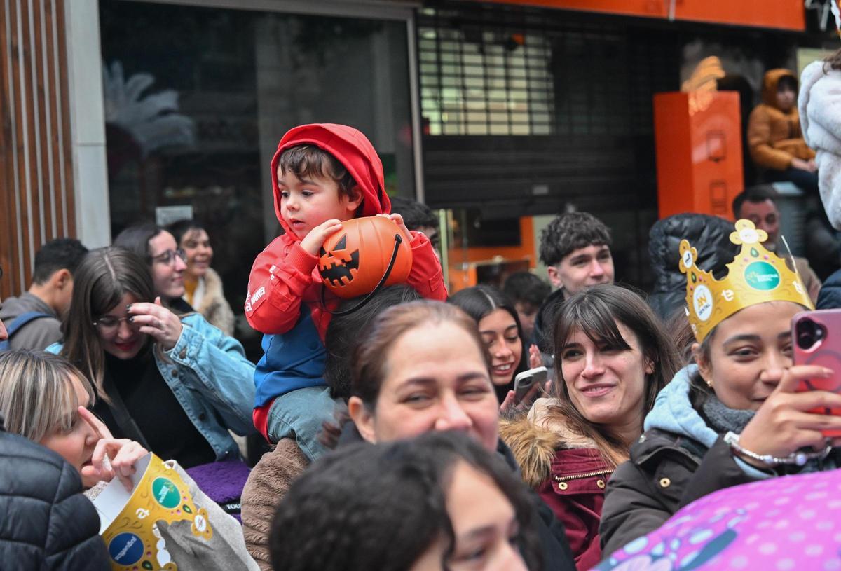 Los Reyes Magos recorren las calles de Elche a pesar de la amenaza de lluvia