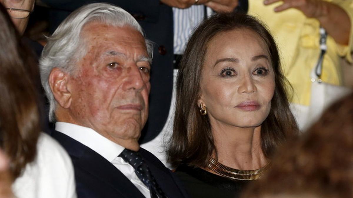 Mario Vargas Llosa e Isabel Preysler, en su primer acto oficial como pareja en España.