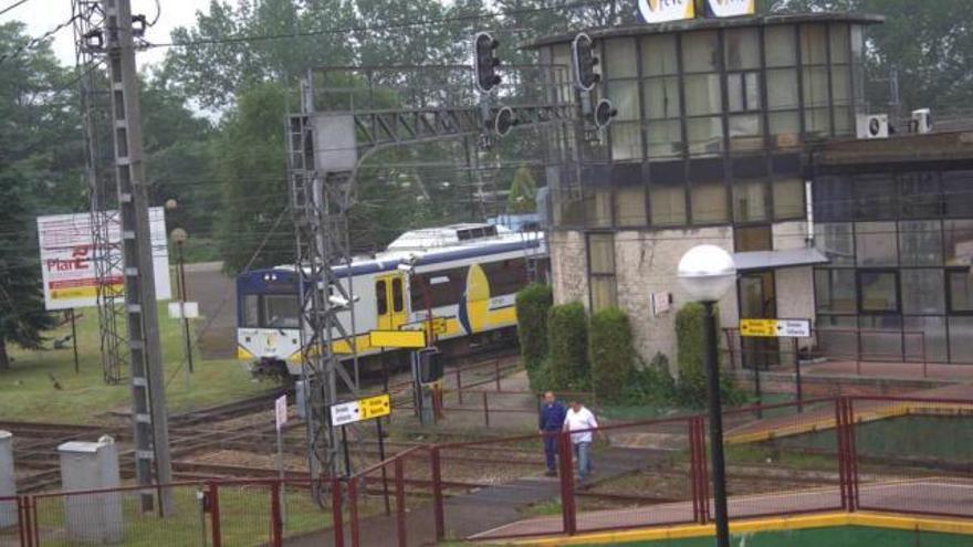 Un tren entra en la estación de El Berrón.