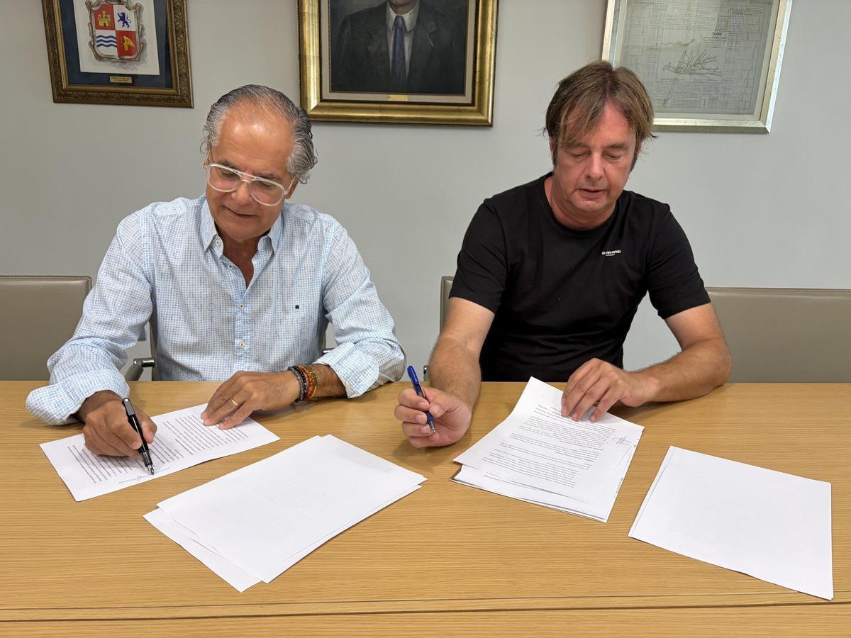Firma del convenio entre Paco Picó y Sergio Ros, representantes de la Acequia Mayor y la fundación del Museo de Pusol