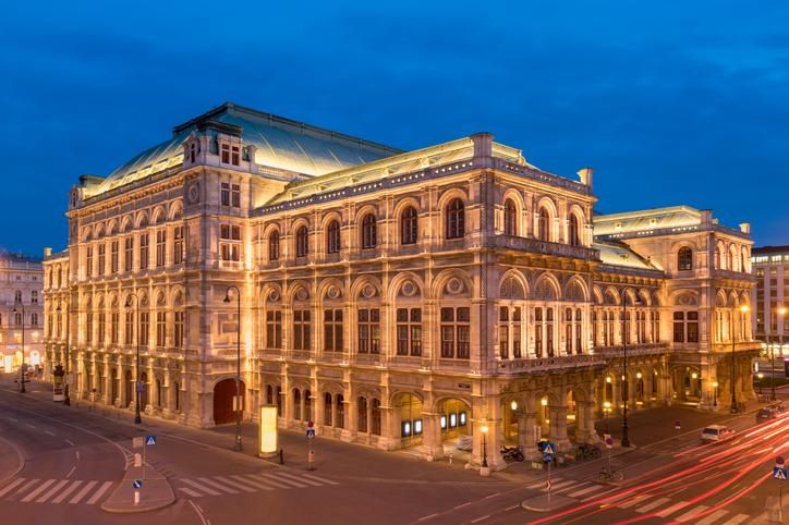 Vístete con tus mejores galas que llega la hora de disfrutar de la Ópera de Viena.
