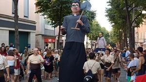El Pare Echarri, este domingo 24, durante la Gegantada de Les Santes, que tuvo lugar en las calles del centro de Mataró. 