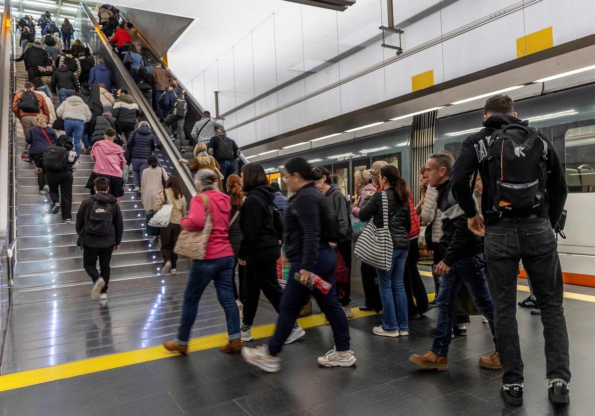 Pasajeros en la estación central del TRAM en Alicante.