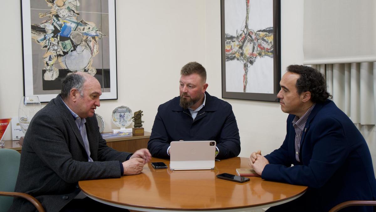El diputado de Deportes, Sánchez (c), el de Medio Natural, Andrés (d), y el presidente de la FEMECV, Ferris (i).