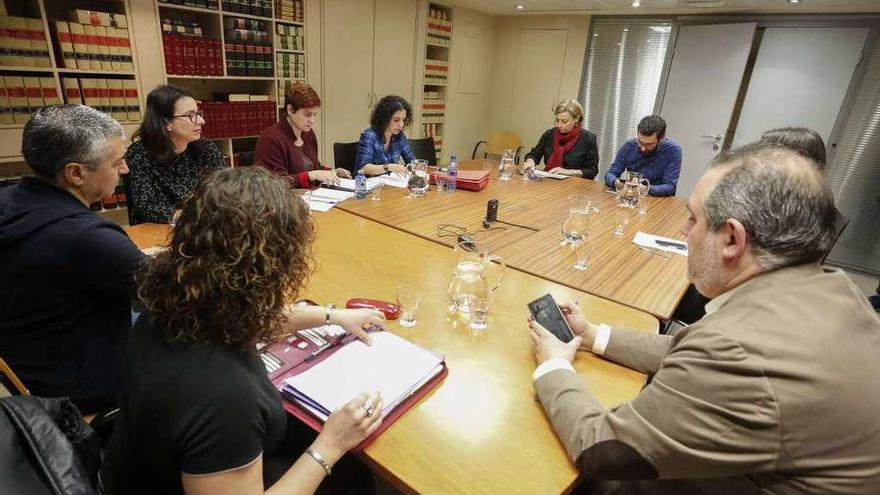 Los integrantes de la comisión de investigación del agua, ayer, en la primera jornada de comparecencias.