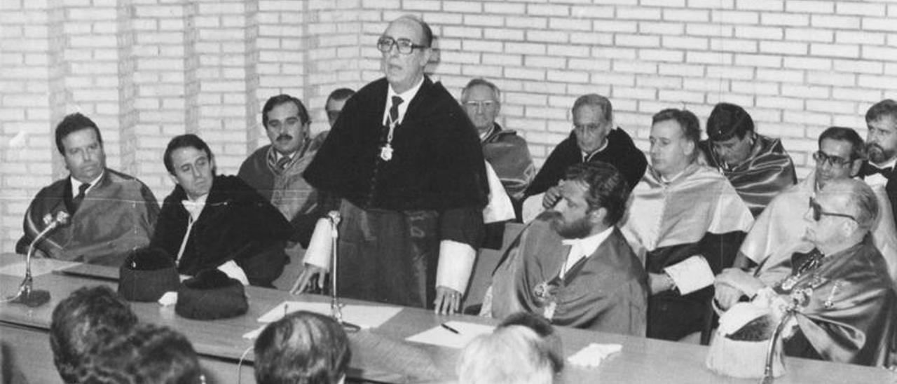 Teodoro López-Cuesta, de pie, con los atributos de rector, durante un acto en la Universidad de Oviedo.