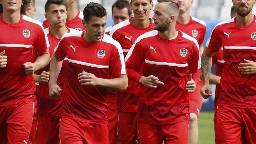 Los jugadores austriacos, durante el entrenamiento de ayer.