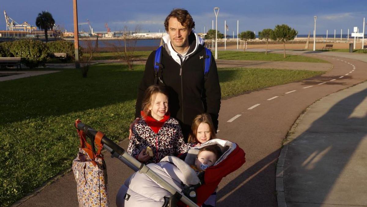 Manuel García con sus hijos, Carmen, María y Lucas, ayer, en el entorno del Arbeyal. | MARCOS LEÓN