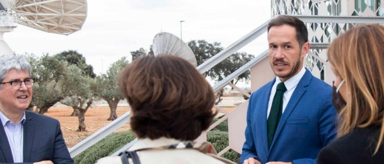 El presidente del Cabildo de La Palma, Mariano Hernández, en una visita a Hispasat.