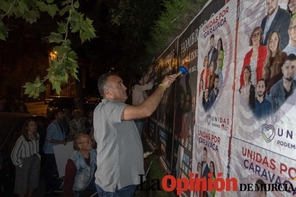 Pegada de carteles en Caravaca