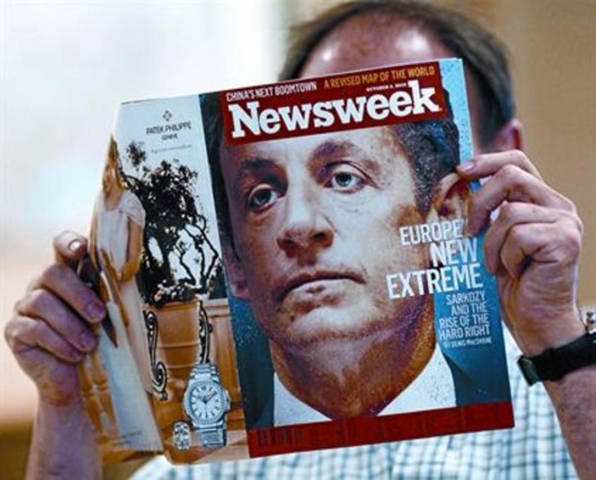 Un lector de la revista 'Newsweek' con Sarkozy en la portada.