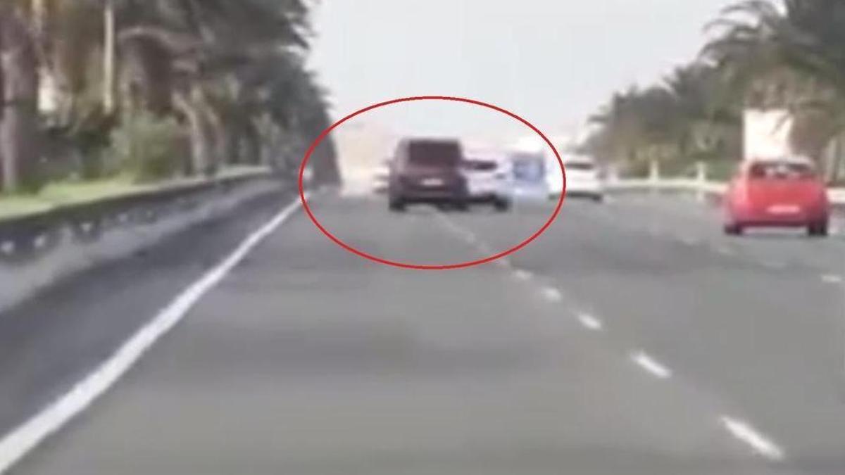 Un coche impide a una furgoneta que le adelante