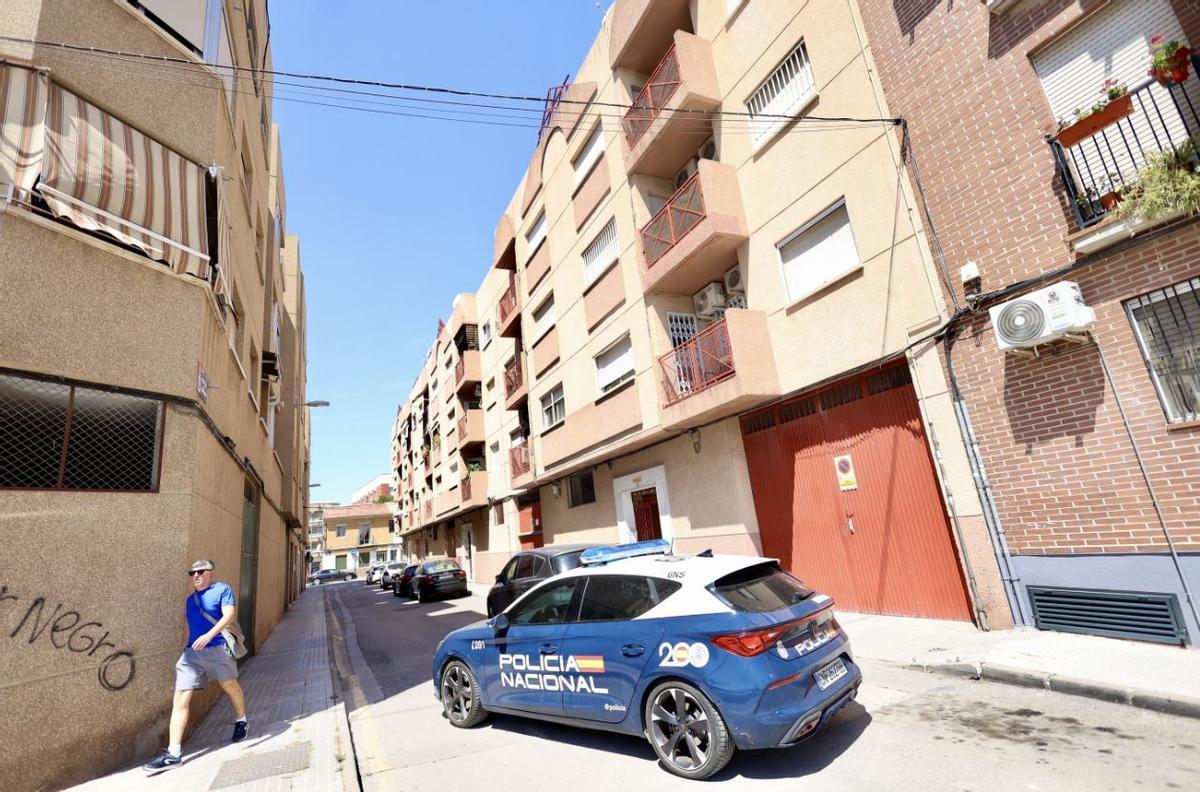 Un vehículo de la Policía, en la calle, una vez que terminó el despliegue.