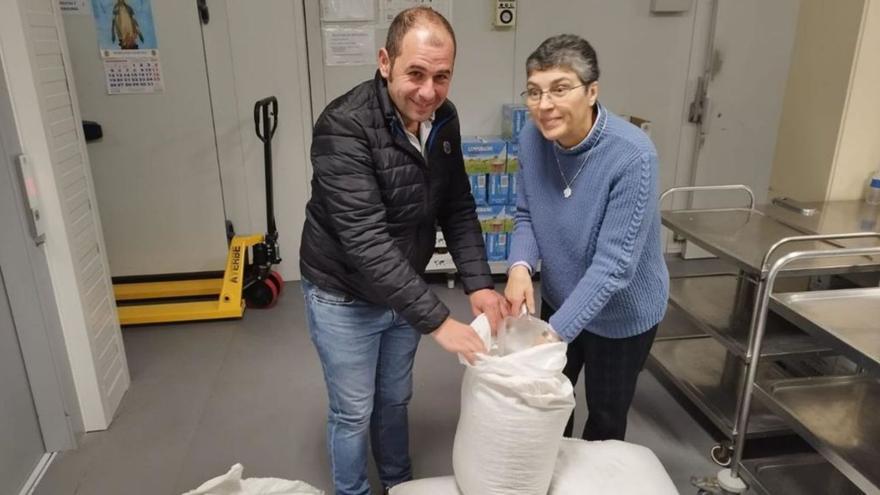 Asturias, Capital de la Poesía entrega 200 kilos de fabes a la Cocina Económica |