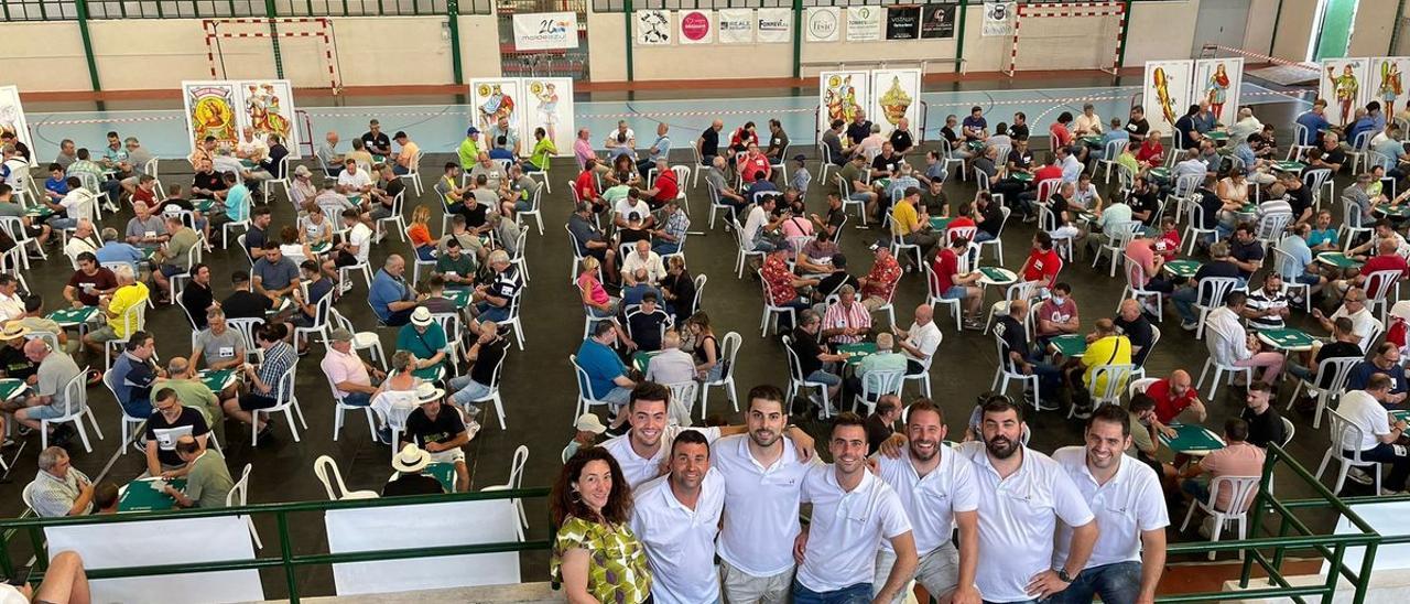 Los organizadores del torneo de guiñote, ante un polideportivo lleno.