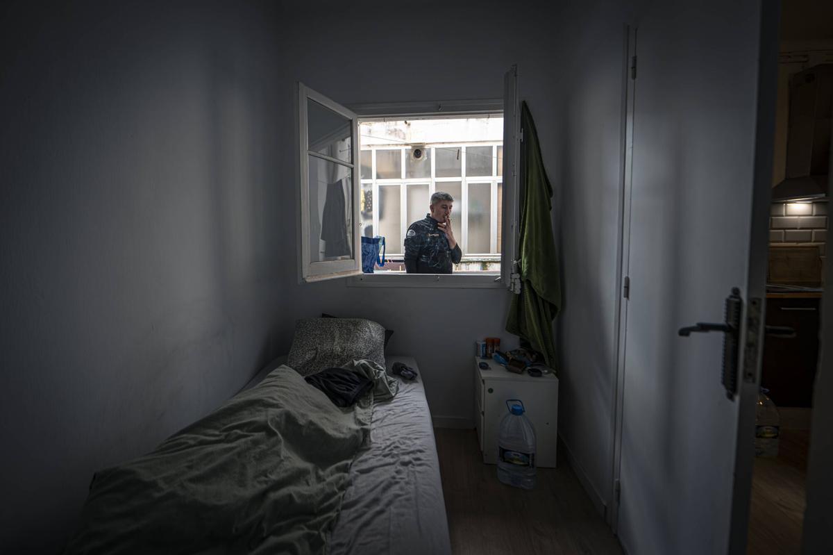 En el limbo por exigir regularización: cinco trabajadores turcos despedidos de las obras del Camp Nou viven en un piso de Hospitalet.