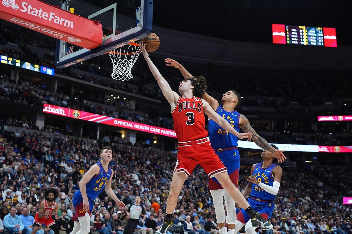 Josh Giddey en un partido entre los Bulls y los Nuggets
