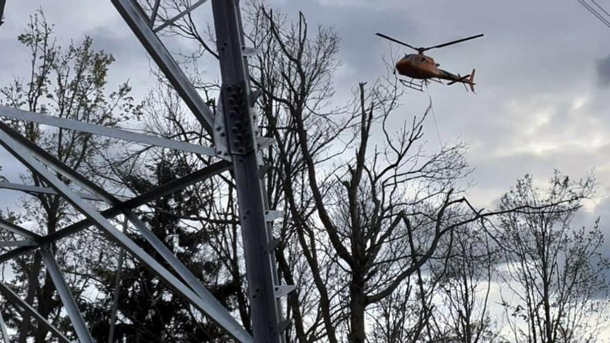 L&#039;helicòpter reparant les línies elèctriques de 110 kV malmeses pel temporal Gloria per garantir el servei durant l&#039;estat d&#039;alarma.