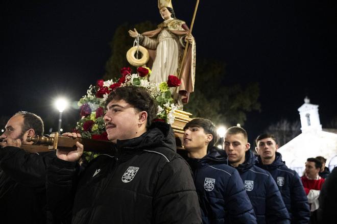 Los jugadores del colegio Diocesano de Cáceres cumplen su promesa y portan a San Blas en su procesión