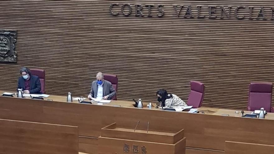 El alcalde, durante su comparecencia en el estrado de Les Corts.