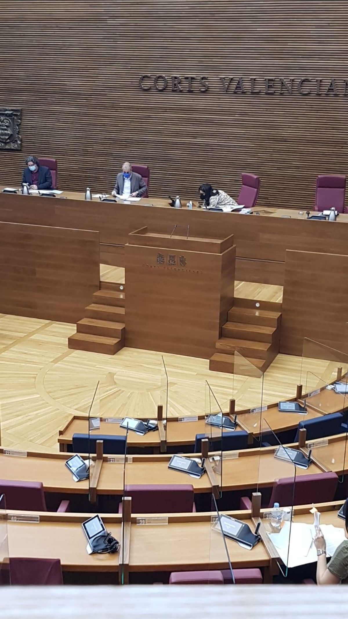 El alcalde, durante su comparecencia en el estrado de Les Corts.