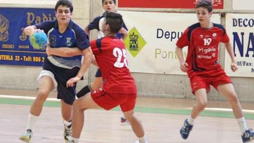Un momento del partido de ayer entre el Bueu y Covadonga. // S.Á.