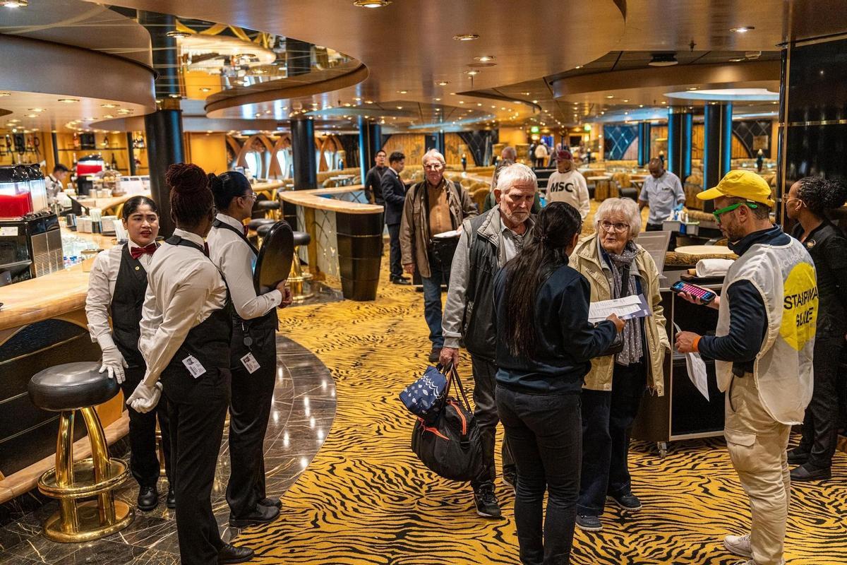 Ambiente a bordo en el embarque, en el vestíbulo del MSC Magnifica.