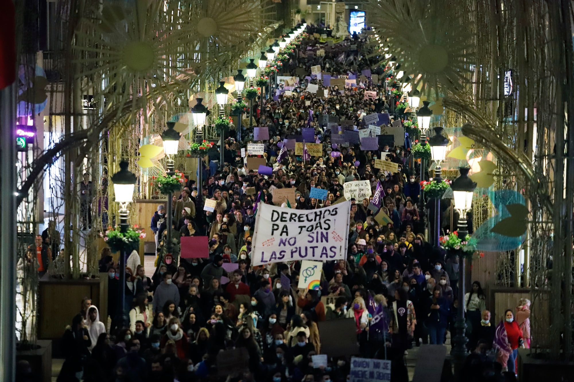 Las imágenes de la marcha multitudinaria por el Día Internacional de la Mujer en Málaga.